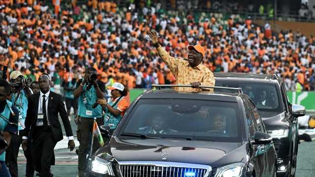 تحية رئيس ساحل العاج للجماهير في افتتاح كأس أمم أفريقيا بسيارته..فيديو