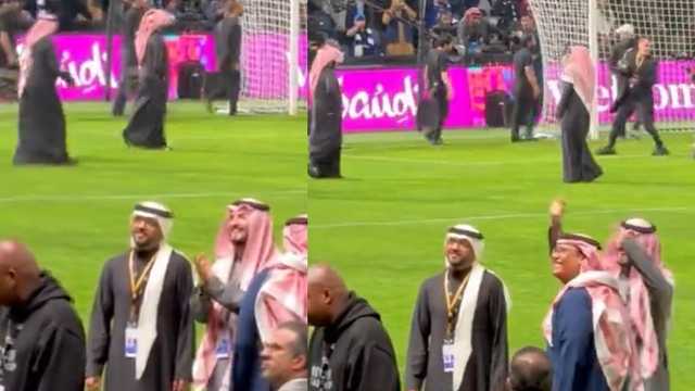 بن نافل يطلب من الوليد بن طلال النزول لأرضية الملعب للاحتفال بالهلال .. فيديو
