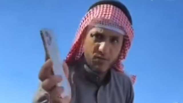 بائع سعودي يبيع آيفون 15 برو ماكس مقابل 70 دولار .. فيديو
