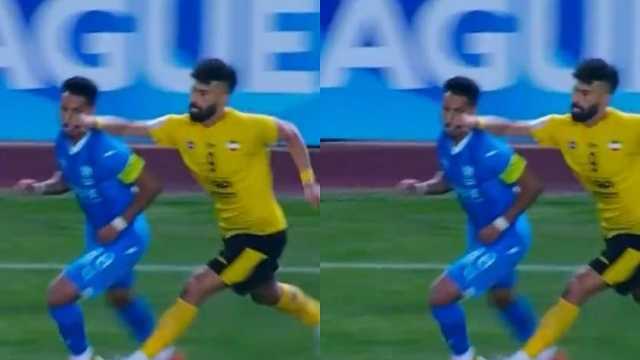 لاعب سباهان يضرب سالم الدوسري في وجهه .. فيديو