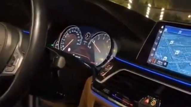 شاب يهاجم فتيات بعد جلوسهم على سيارته الـ BMW .. فيديو