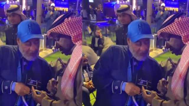 ماجد عبدالله يوقع على تيشيرت الهلال .. فيديو