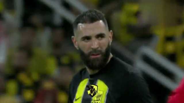 بنزيما يعلق على أنباء رحيله عن الاتحاد