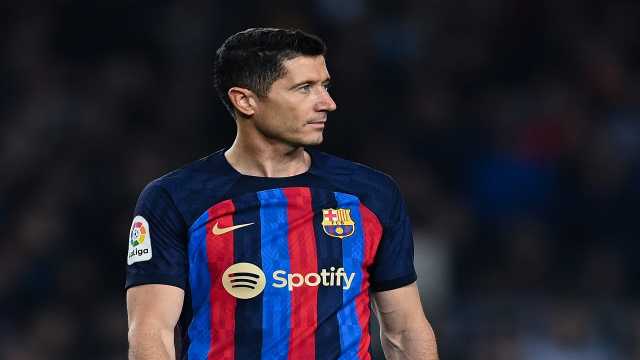 لاعب برشلونة ليفاندويسكي يرفض اللعب بدوري روشن