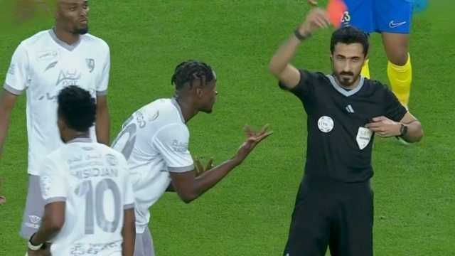 لقطة طرد لاعب الطائي بعد تدخله ضد حارس النصر .. فيديو