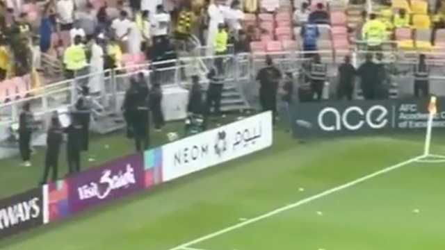 جماهير ‎الاتحاد يلقون علب المياه تجاه لاعبي ‎الهلال بعد تسجيل الهدف الثاني .. فيديو