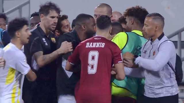 اشتباك بين لاعبين في الدوري القطري .. فيديو