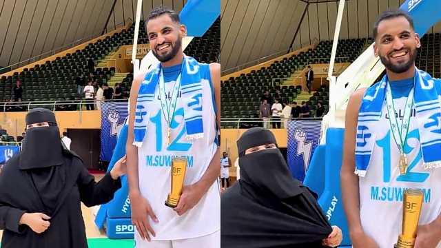 لاعب كرة السلة بالهلال محمد السويلم يحتفل بالتتويج مع والدته والمقرن يعلّق: زوجوه .. فيديو