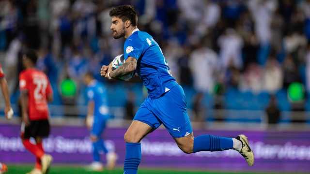 الهلال يواصل رحلة انتصاراته ويكسب الرياض بثلاثية