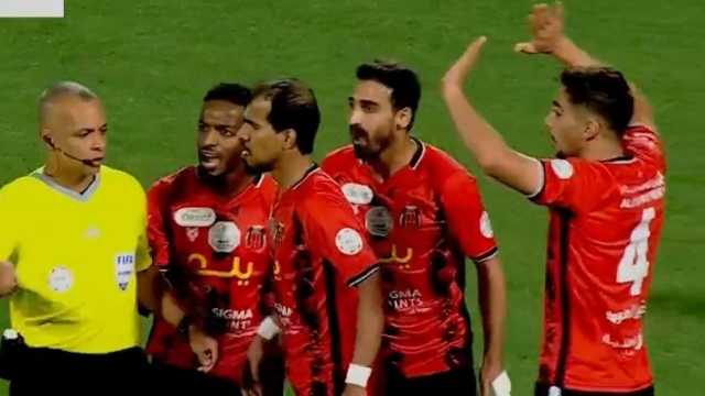 ردة فعل مدافع الرياض بعد احتساب ركلة جزاء للهلال .. فيديو