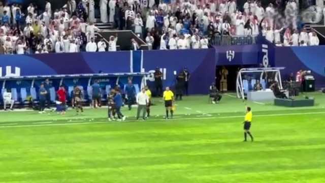 غضب مدرب ضمك من الحكم بعد هدف الهلال .. فيديو