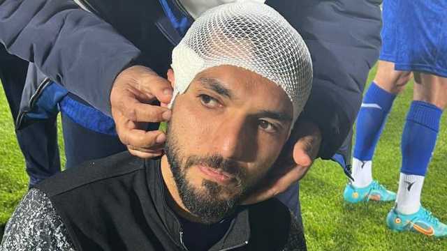 جماهير بيرسبوليس ترمي لاعب استقلال بالحجارة .. صورة