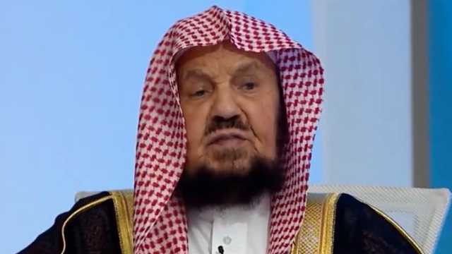 المنيع يوضح هل يفطر المسافر حسب غروب الشمس في بلده أو البلد المسافر إليها .. فيديو