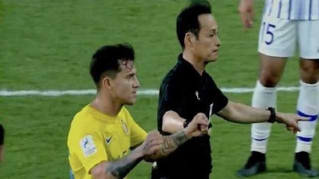 ردة فعل غير متوقعة للاعب النصر أوتافيو قبل طرد زميله .. فيديو