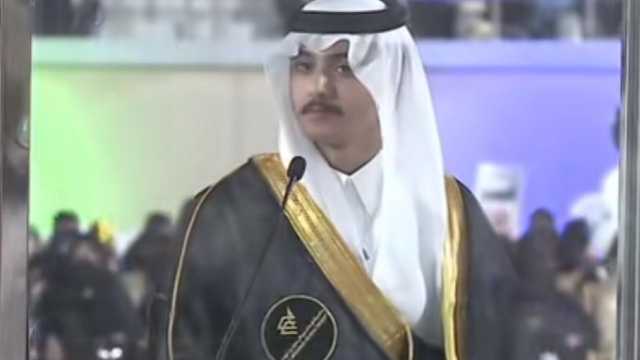 ‎طالب يسرق الأضواء من آلاف الخريجين خلال حفل تخرجهم .. فيديو