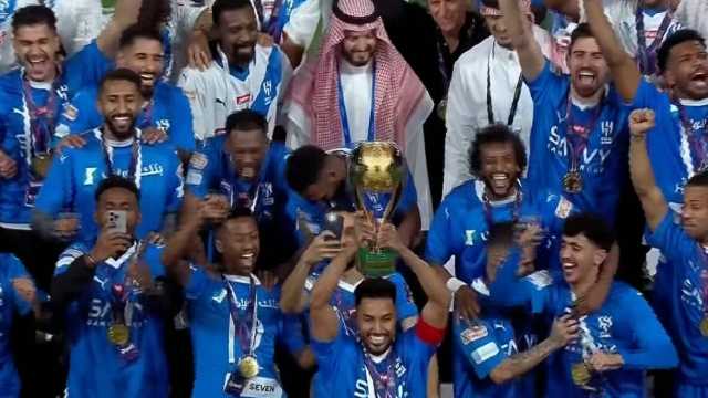 سلمان الفرج يرفض رفع كأس السوبر بتواجد الدوسري .. فيديو