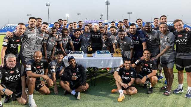 لاعبو الهلال يحتفلون بـ بونو وجيسوس بعد حصولهما على جائزة الأفضل .. فيديو