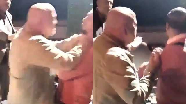 تركي يعتدي بالضرب والخنق على مواطن عربي أمام أبنائه .. فيديو