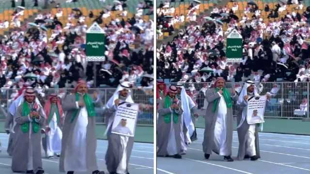 طالب بجامعة الملك خالد يحمل صورة صديقه المتوفي في حفل تخرجهم .. فيديو