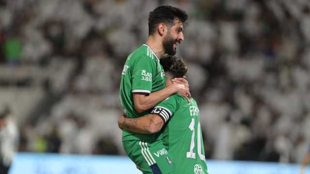 الأهلي يتغلب على الشباب بهدفين