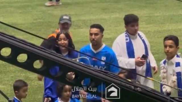 سالم الدوسري برفقة أبنائه فى حفل تتويج الهلال .. فيديو