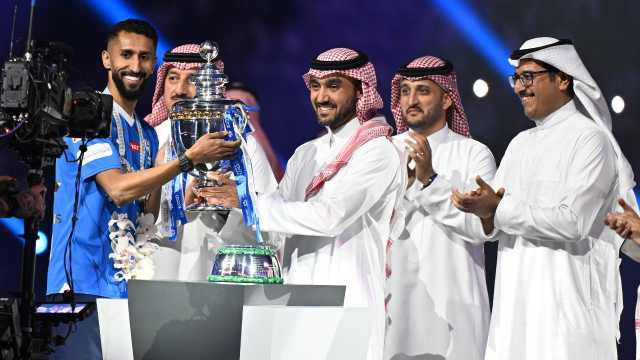 وزير الرياضة يتوج الهلال بلقب الدوري .. فيديو