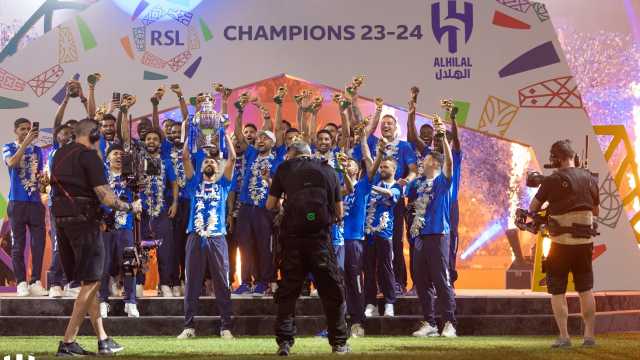 سلمان الفرج يرفع كأس دوري روشن … فيديو