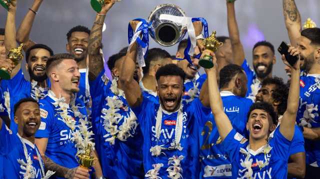 لاعبو الهلال يمازحون علي البليهي لحظة رفعه كأس دوري روشن.. فيديو