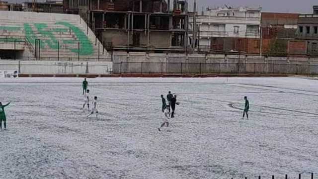 ‎إيقاف مباراة شغلوم العيد ونادي الخروب بالدوري الجزائري بسبب الثلوج ..فيديو