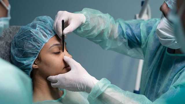 استشاري يوضح سبب التشابه بين النساء عقب إجراء عمليات التجميل .. فيديو