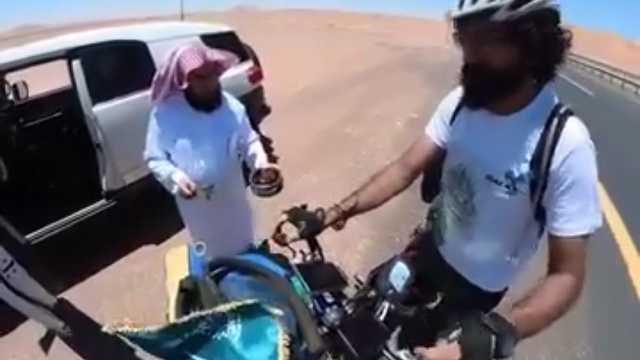 رحالة مصري يوثق كرم ضيافة سعودي معه أثناء سيره على الطريق .. فيديو