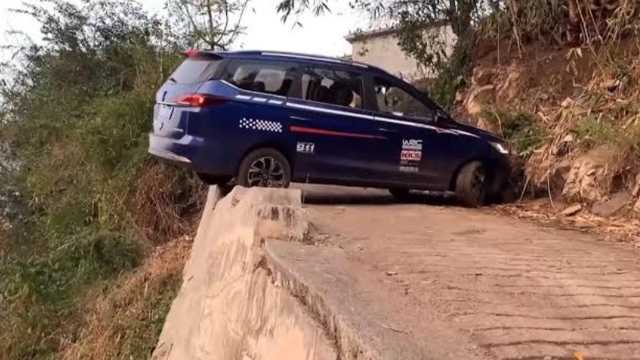 مشهد صادم لسقوط امرأة بسيارتها من أعلى الجبل .. فيديو