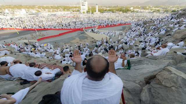 وسط أجواء إيمانية.. أدعية وابتهالات الحجاج على صعيد ⁧‫عرفات‬⁩.. فيديو