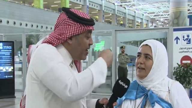 موقف طريف لحاجة كردستانية مع مراسل الإخبارية على الهواء.. فيديو