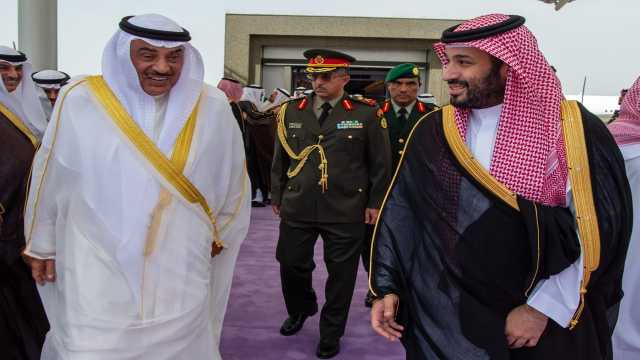 الأمير محمد بن سلمان يقود سيارة برفقة ولي عهد الكويت.. فيديو