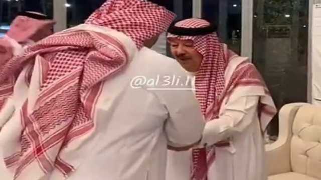 المهيدب يقدم واجب العزاء للأمير منصور بن سعود في وفاة والدته .. فيديو