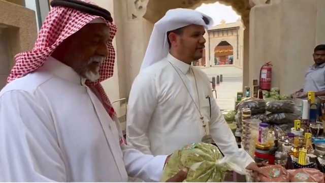 أول مرشد سياحي سعودي متخصص بلغة الإشارة في الأحساء..فيديو