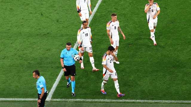 لحظة إيقاف مباراة ألمانيا والدنمارك بسبب البرق .. فيديو