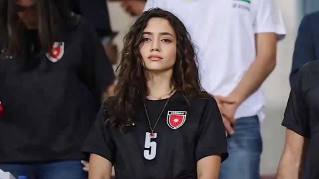 الأميرة الجليلة بنت علي تخطف الأنظار في مدرجات المنتخب الأردني .. فيديو