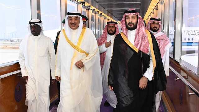 ولي العهد الأمير ⁧‫محمد بن سلمان‌‬⁩ يستقبل ولي عهد ⁧‫الكويت‬⁩ بمطار جدة