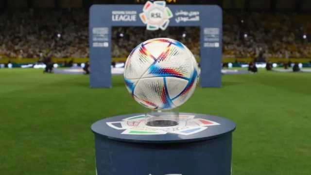 لاعب في دوري روشن يظهر يعسل في مقطع فيديو