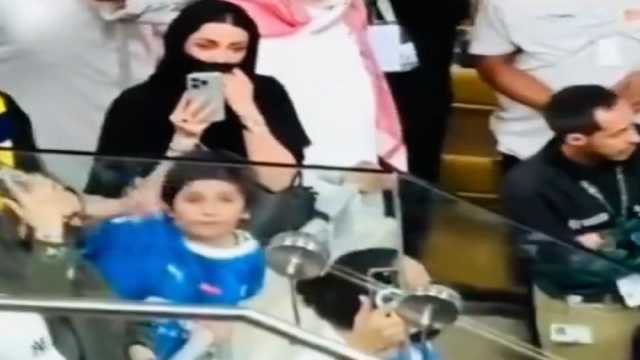 ظهور الفنانة المعتزلة منى أمرشا على المنصة أثناء تتويج الهلال.. فيديو