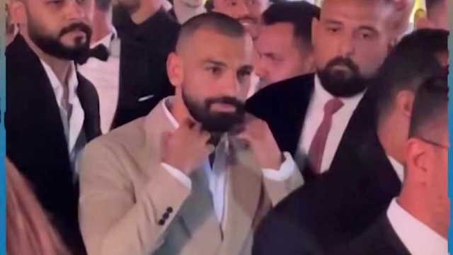 محمد هاني يمازح صلاح أمام الحضور في حفل زفافه : انت مكسوف .. فيديو