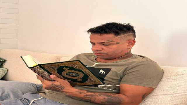 صورة التون خوسيه وهو يقرأ القرآن الكريم تثير تفاعلا 