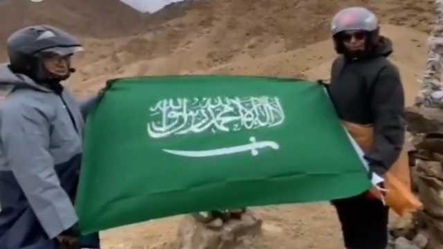 رحالة سعودية وزوجها الهندي يجوبان العالم .. فيديو