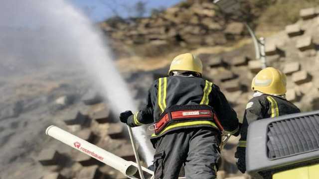 الدفاع المدني يواصل السيطرة على حريق أشجار وأعشاب بمنطقة جبلية في الباحة 