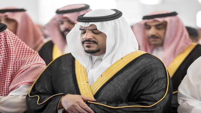 نائب أمير الرياض يؤدي صلاة الميت على محمد بن حمد العيسى.. صور