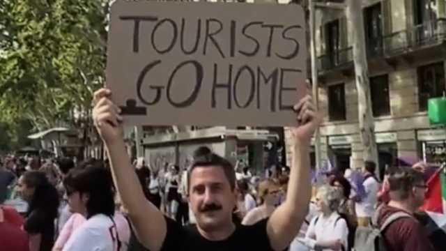 عودوا لدياركم .. مظاهرات في برشلونة بسبب السياحة المفرطة .. فيديو