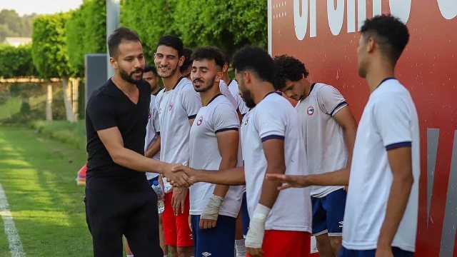 الكشف عن سبب تجمهر العشرات أمام مقبرة أحمد رفعت .. صور