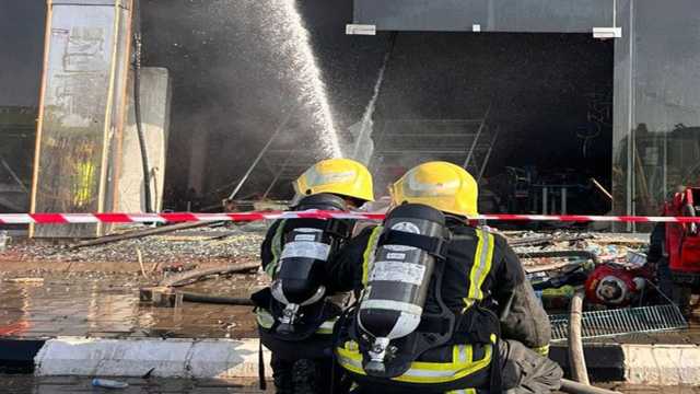 الدفاع المدني يخمد حريقآ في محل تجاري بحفر الباطن